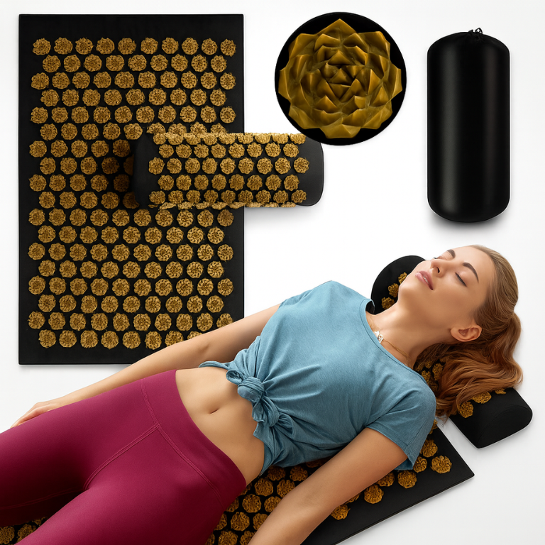 femme allongée sur un tapis d'acupression noir et doré avec coussin de massage pour la relaxation du dos et la réduction du stress